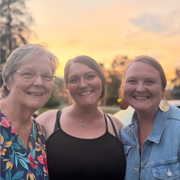 🎉Hello I’m Karen a Poshmark Ambassador welcome to my closet🎉 - Picture 3 of 10